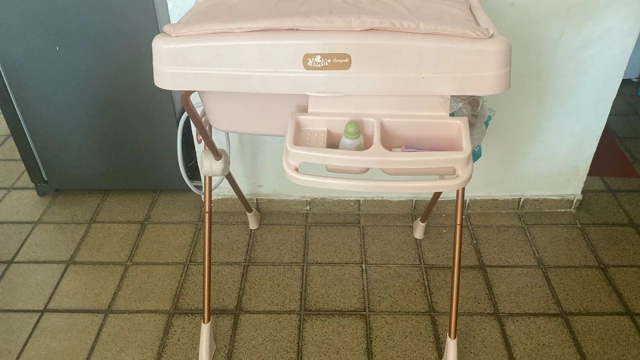 Trocador de bebê com banheira
