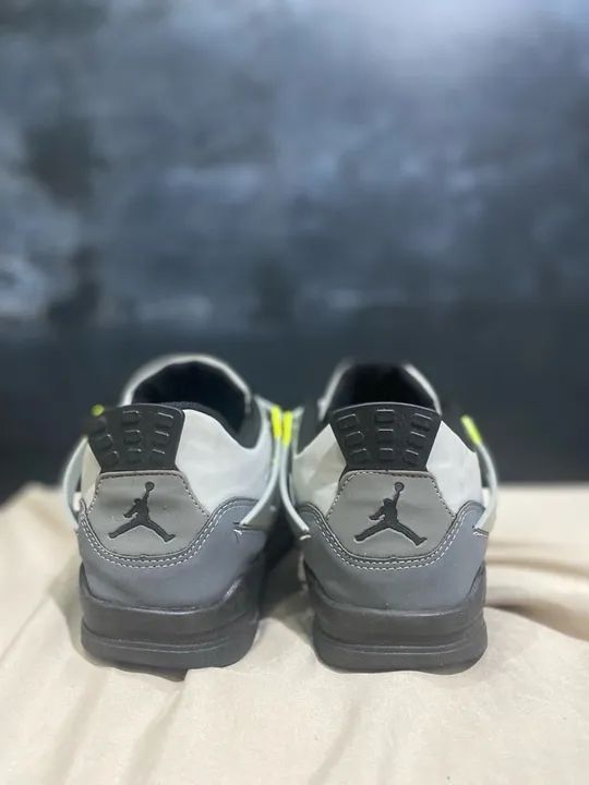 Tênis Jordan 4 Cinza - Foto 2