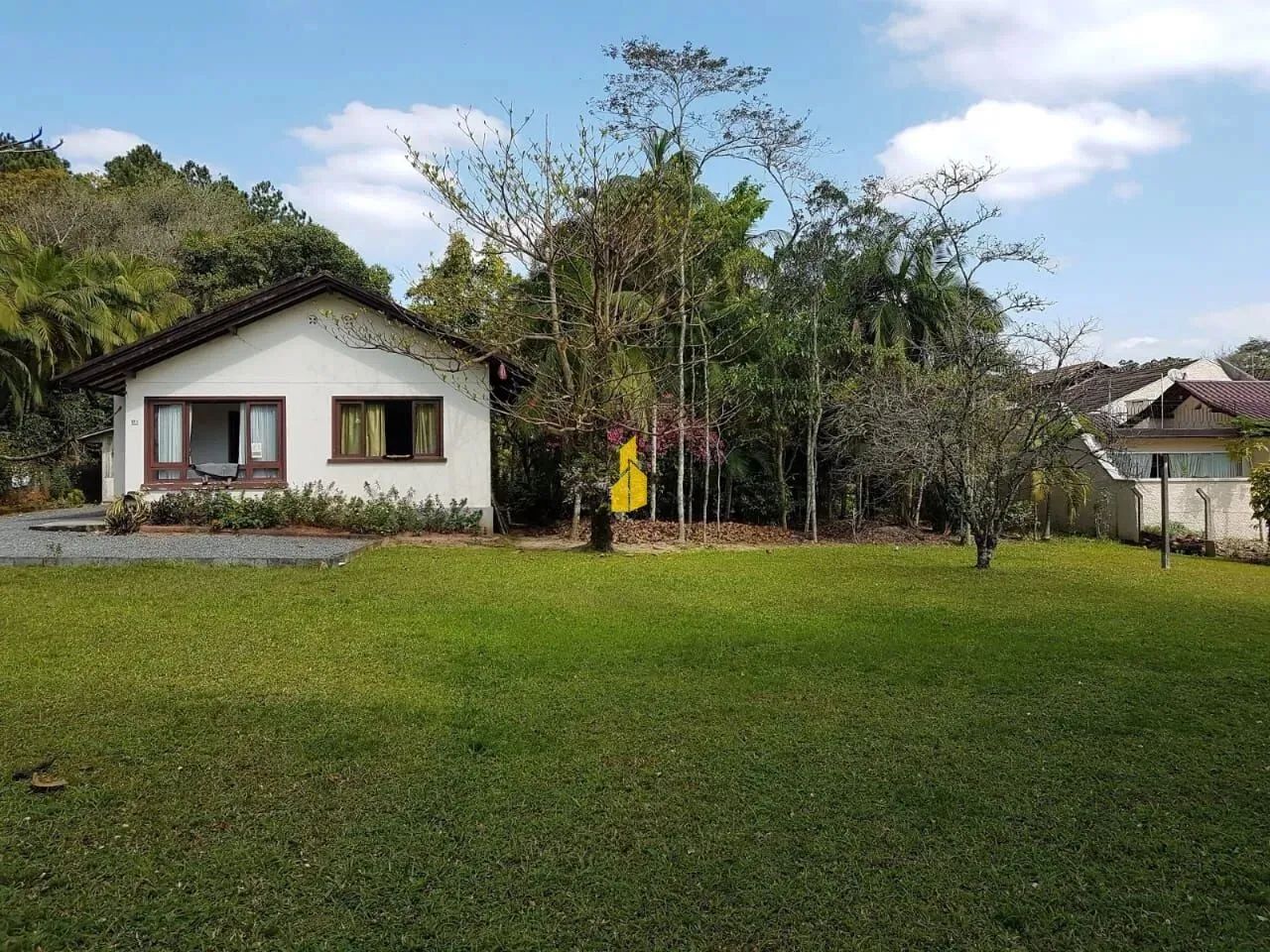 Casa com amplo terreno - Foto 2