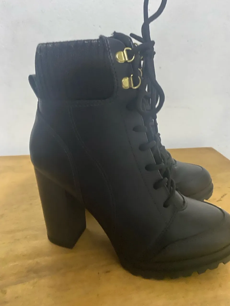 Bota feminina preta salto bloco