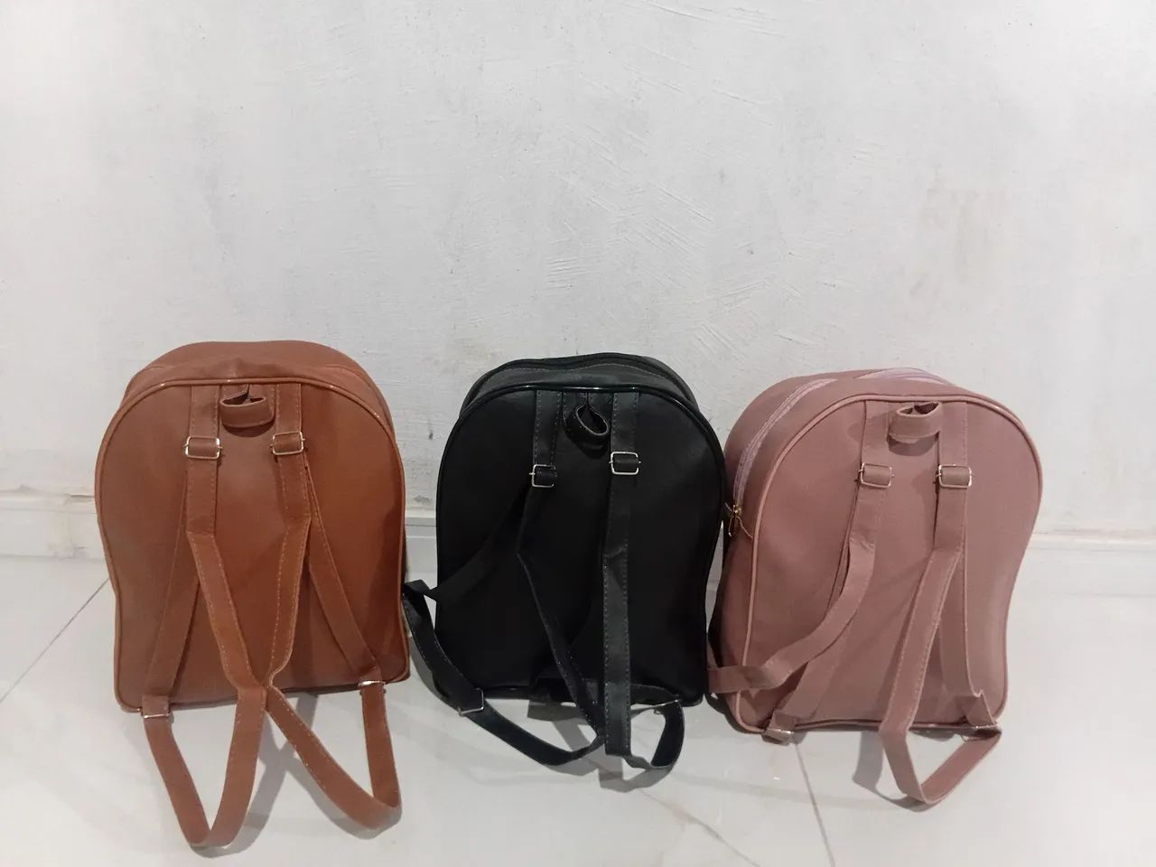 Mochila femenina em couro sintético, uma por R$ 80,00 as duas  por R$ 100,00.  - Foto 3