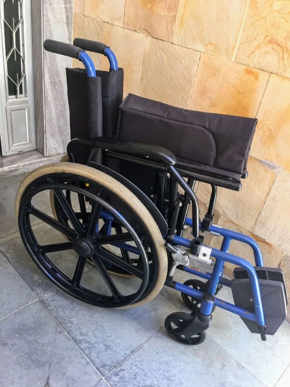 VENDO CADEIRA DE RODAS - Foto 2