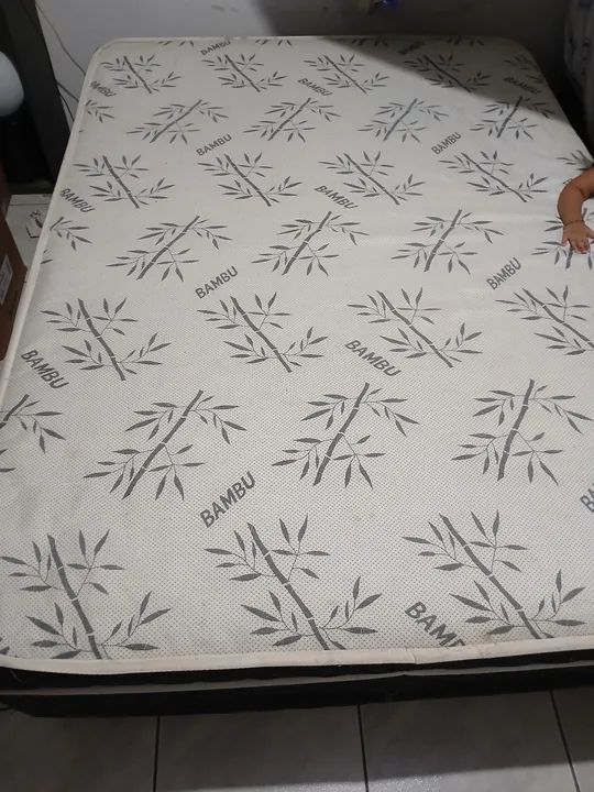 Base de cama super bem conservada 