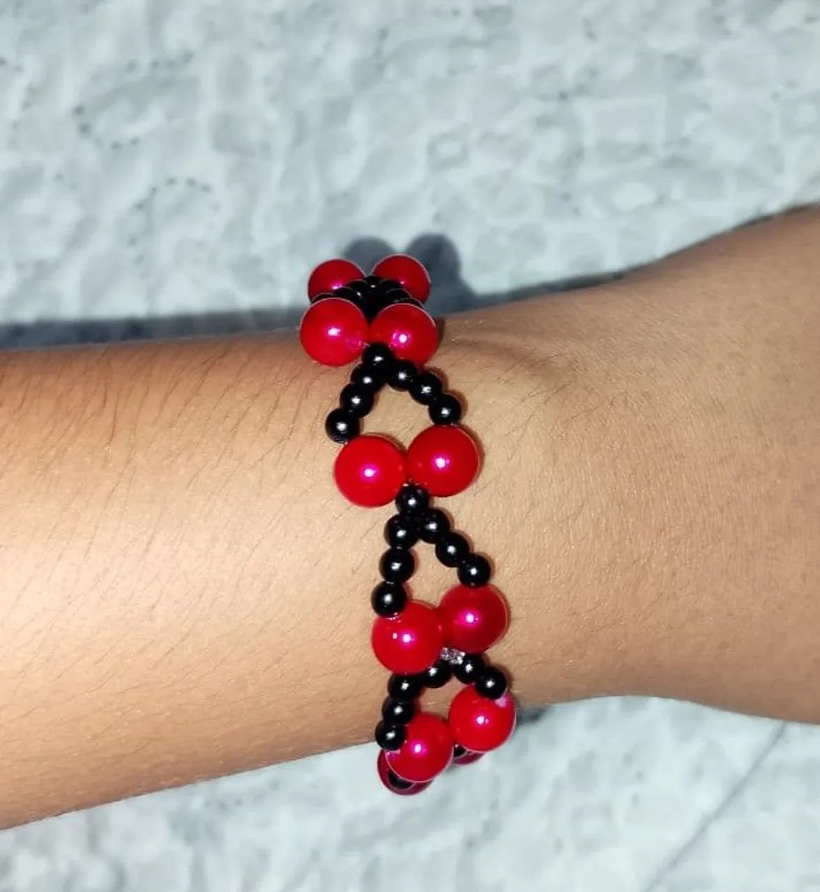 Pulseira vermelha e preta 