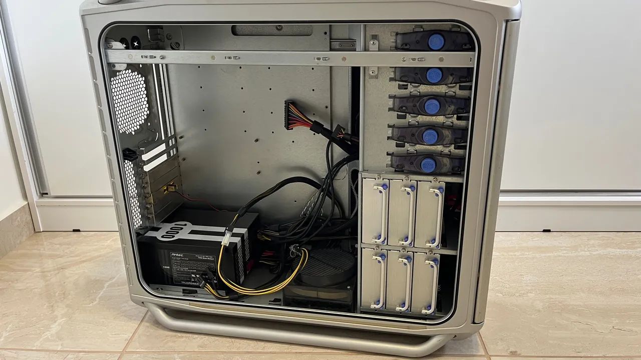 Gabinete Cooler Master Cosmos 1000 e fonte Antec 1000W - Foto 3