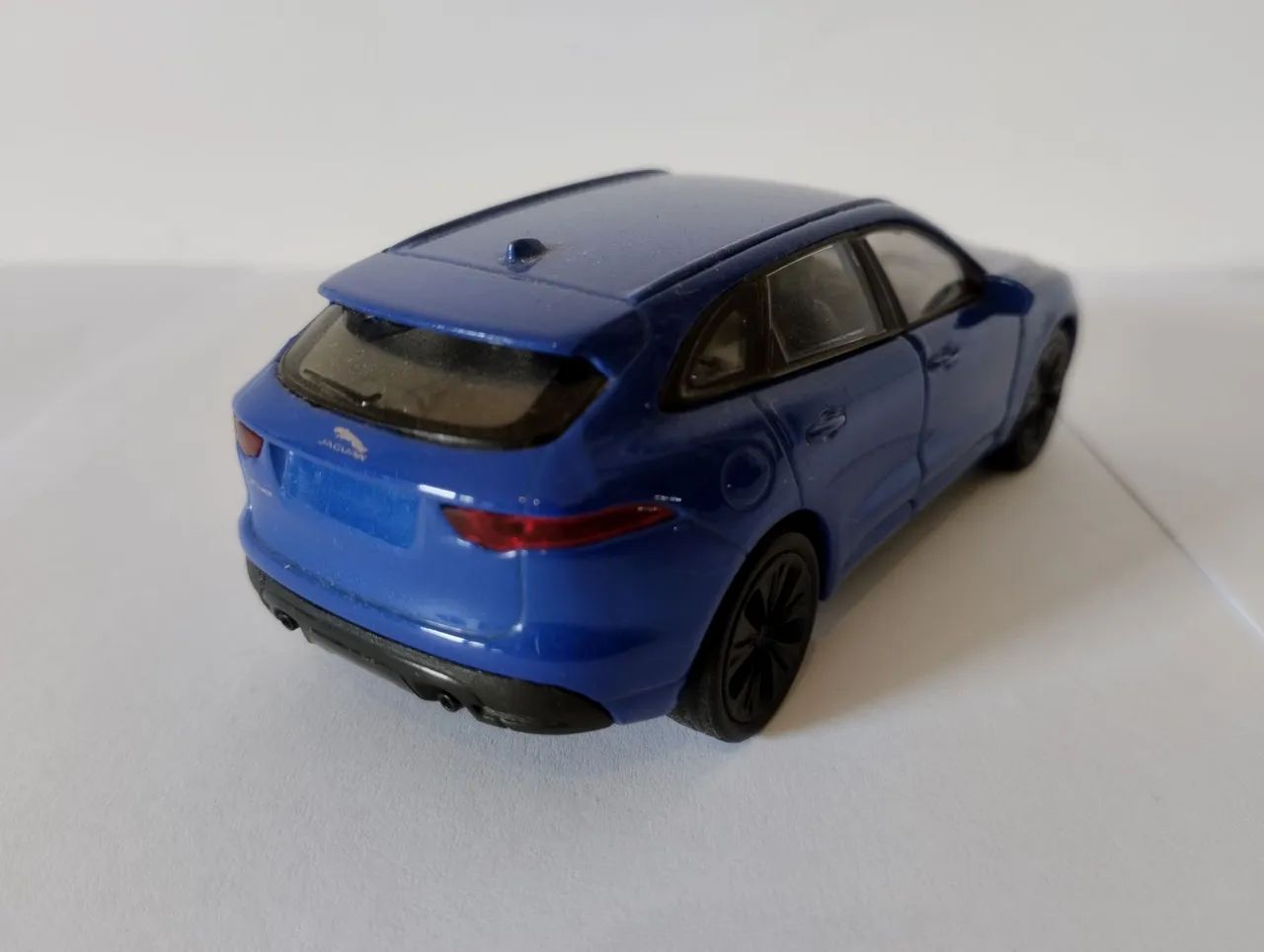 Welly - Miniatura Jaguar F-Pace  - Foto 3