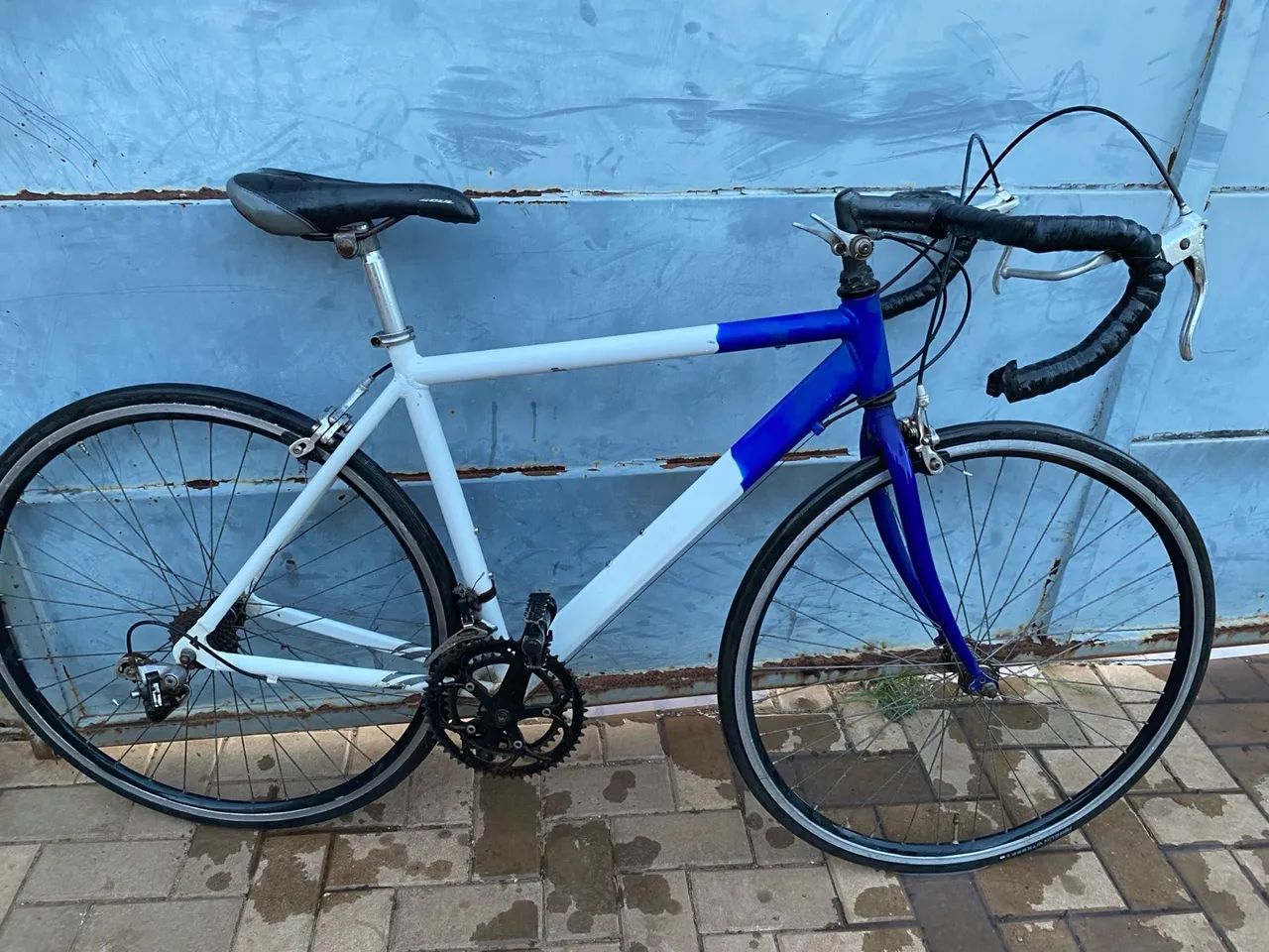 Bicicleta de estrada branca e azul - Foto 3