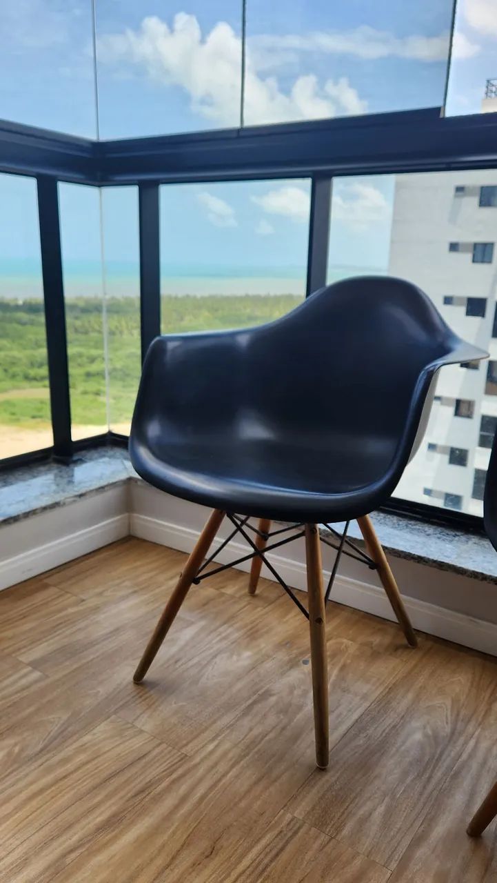Duas lindas cadeiras Eames pretas - Foto 5