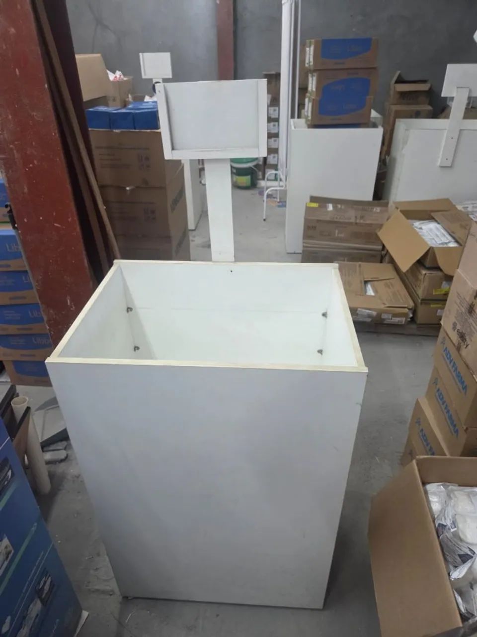 Cestão expositor em MDF