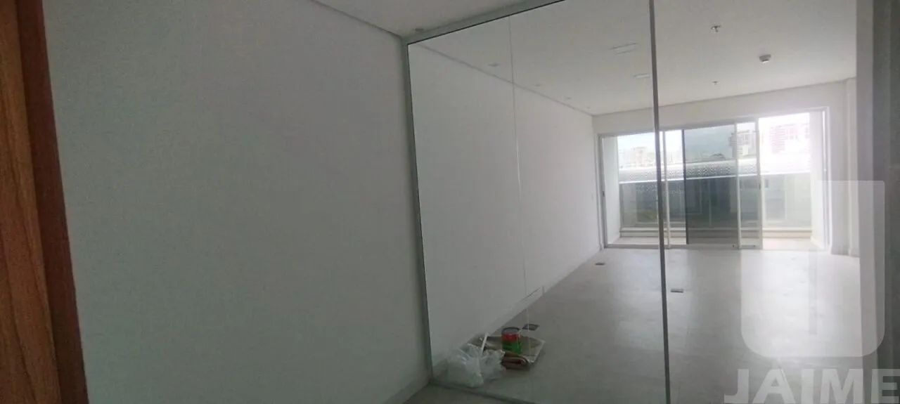 Conjunto com 1 sala, 1 vaga e 1 banheiro.
