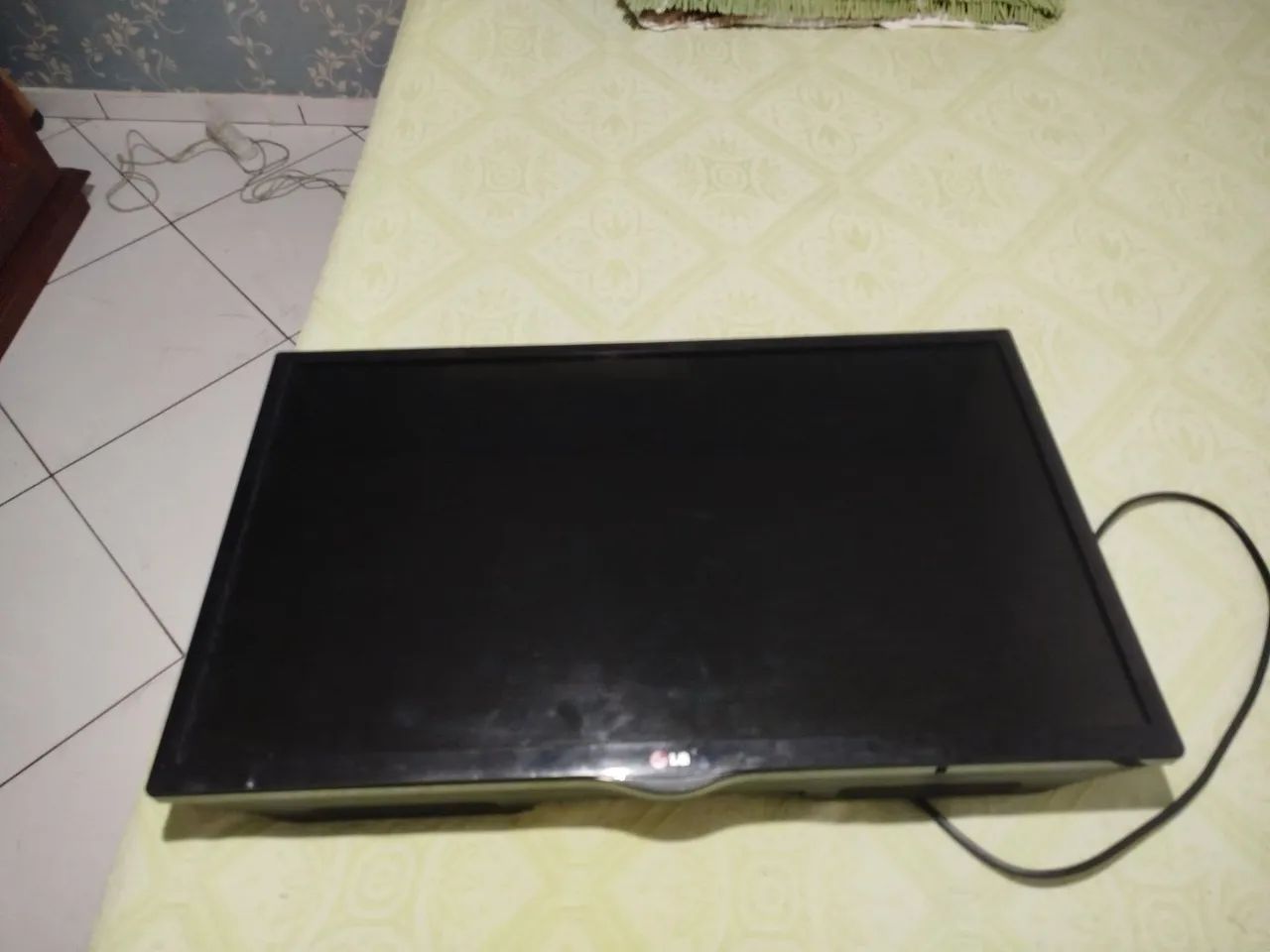 TV LG 32" (Modelo 32LN570B) - Para retirada de peças, tela queimada