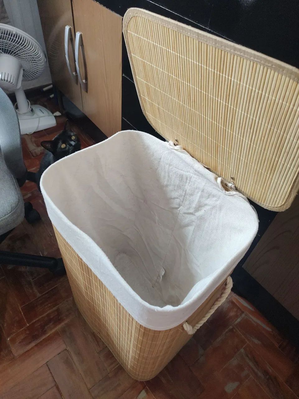 Cadeira de escritório e cesto de roupas - Foto 3