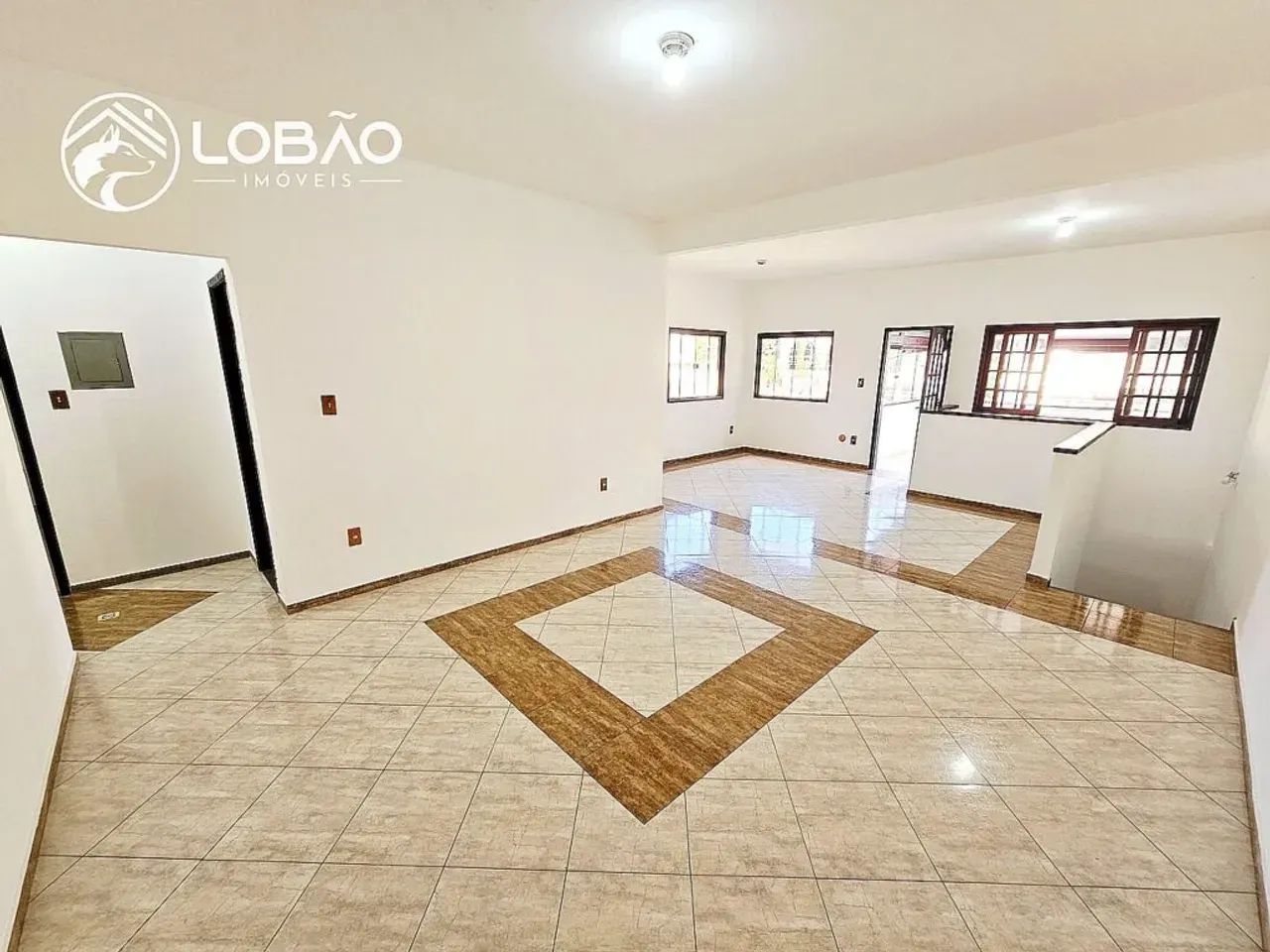 Casa comercial com 3 quartos e terraço no Centro de Resende RJ