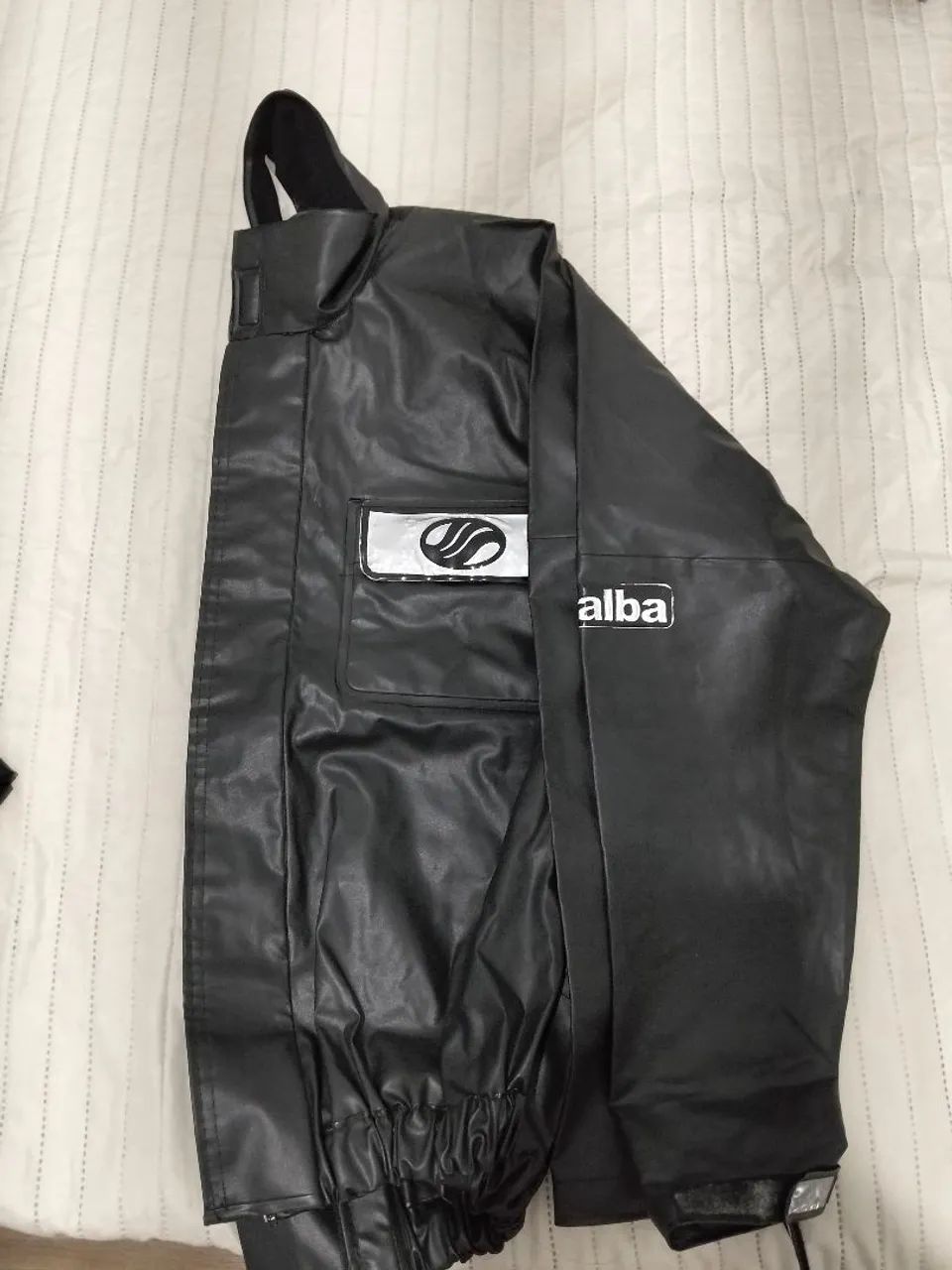 Capa de chuva alba feminina 