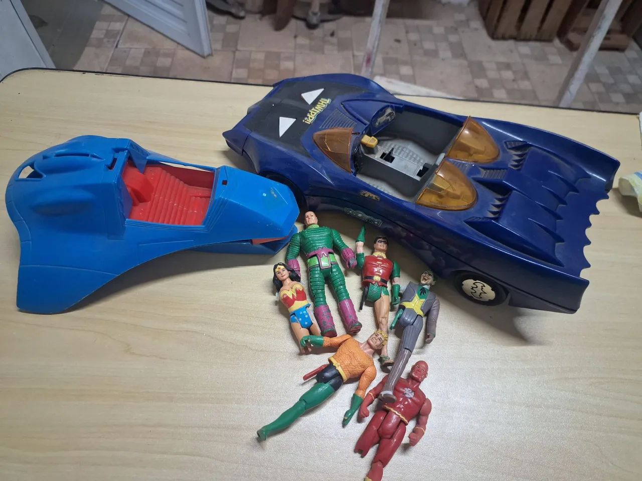 Kit bonecos super powers e veículos 