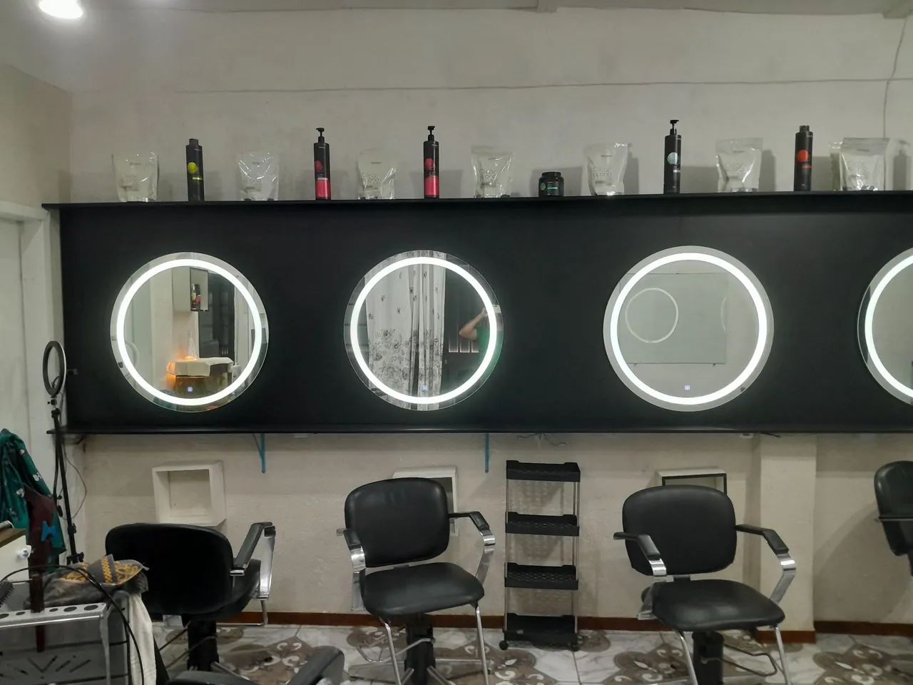 Bancada de salão, com espelhos e cadeiras. - Foto 4