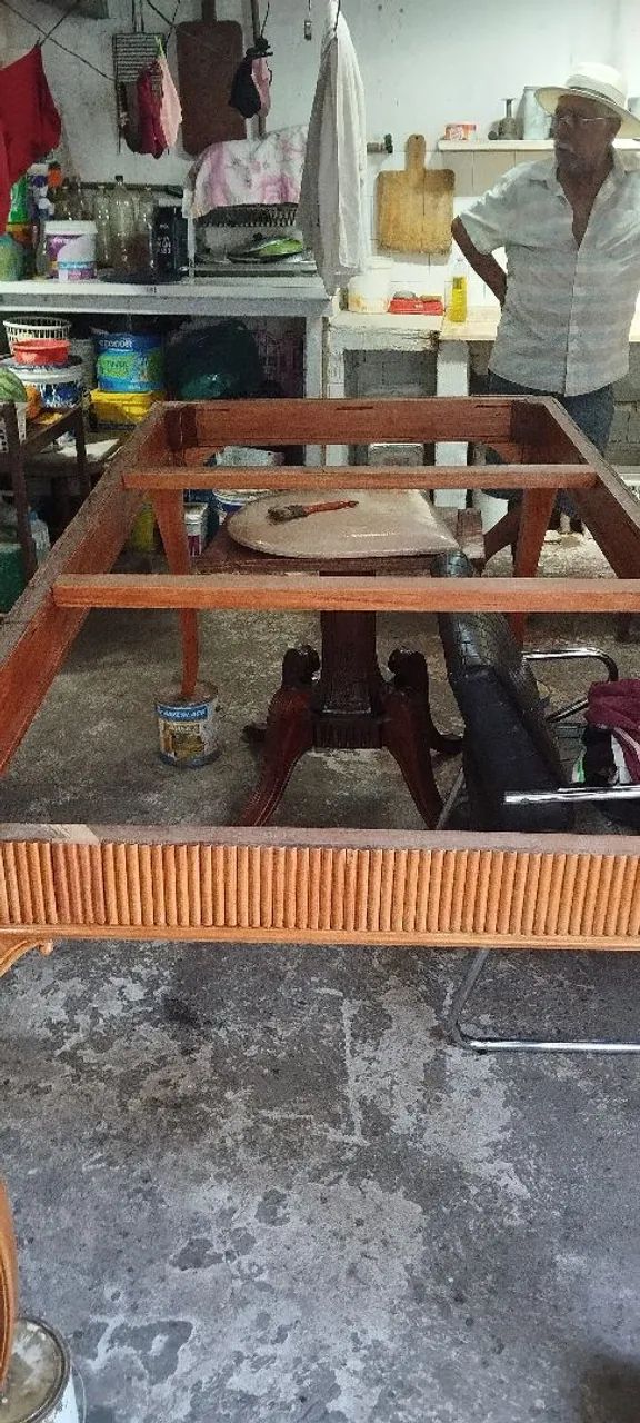 Mesa de madeira com 8 cadeiras 