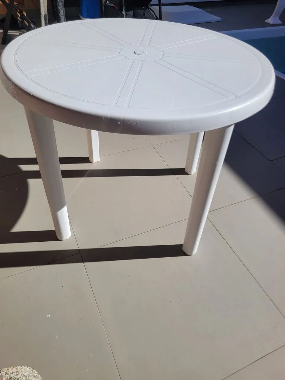 Mesa de plastico desmontável, entrego 