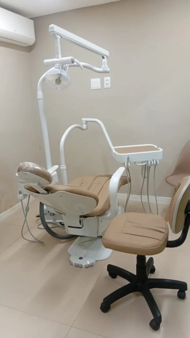 Cadeira Odontológica Completa com Mocho - Excelente Estado - R$ 11.000 - Foto 2