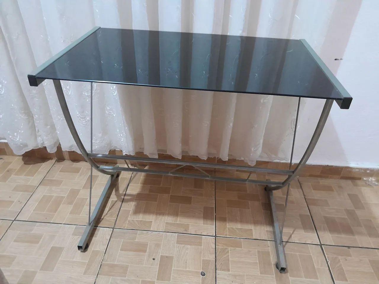 Mesa de escritório de vidro. - Foto 2