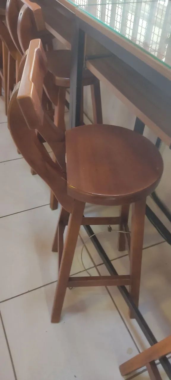 VENDE-SE 2 BANQUETAS DE MADEIRA MACIÇA, RESISTENTE A ÁGUA 