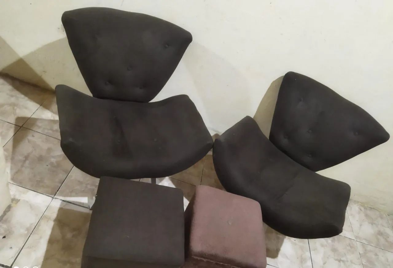 Vende-se Um sofá com poltrona e puffs. - Foto 2