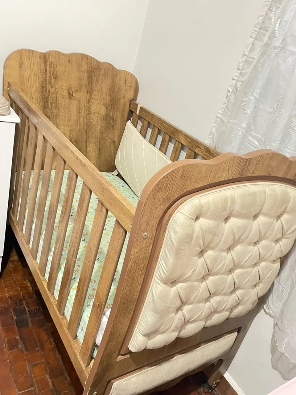 Berço mini cama com capitonê 