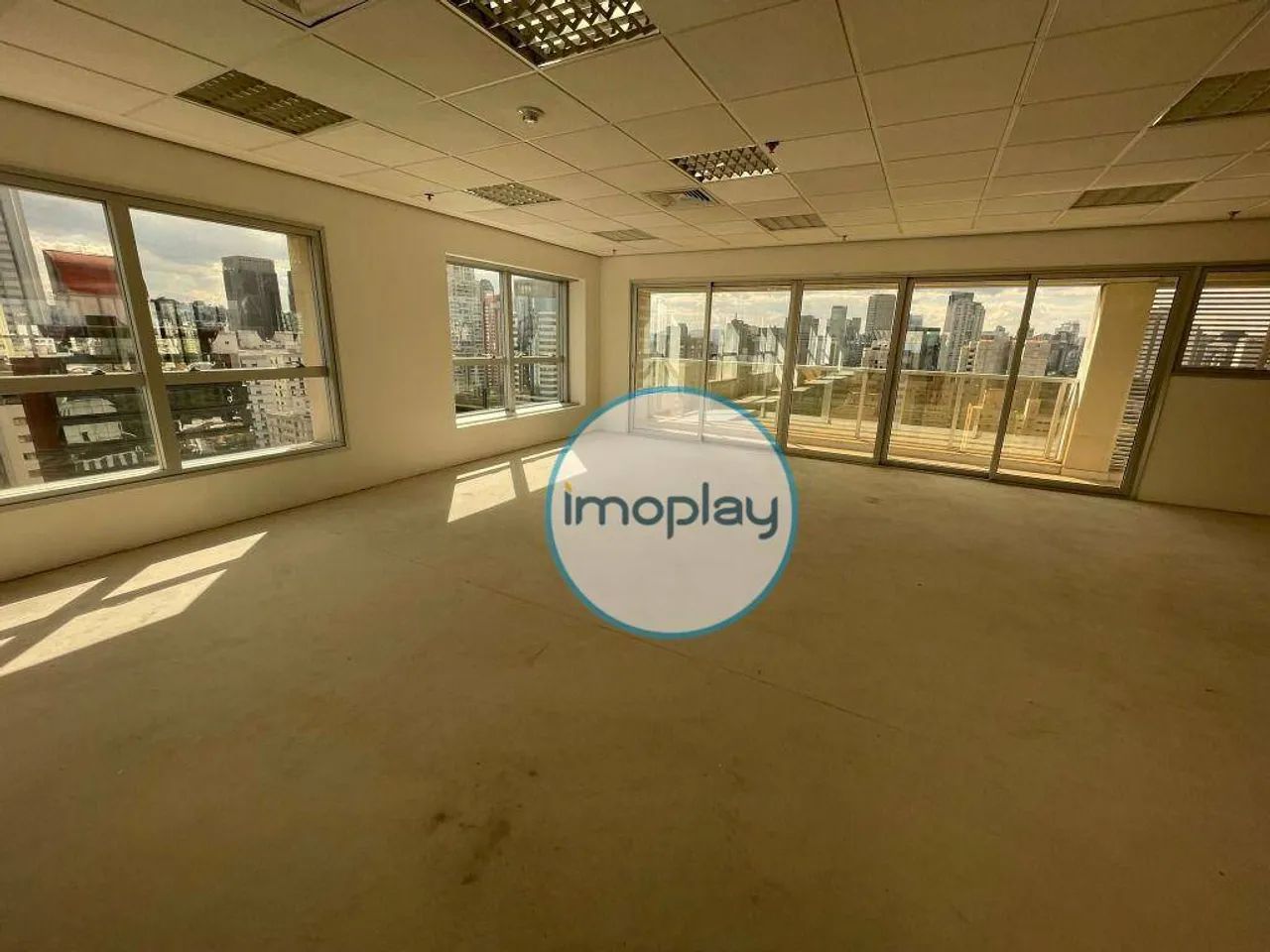 Conjunto comercial de 214m² vão livre com 04 banheiros e 02 sacadas.
