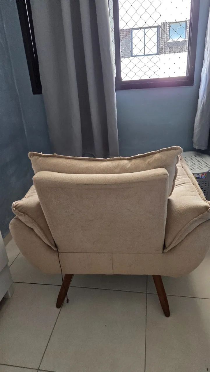 Duas(02) Poltrona opala suede, no valor de 210 cada uma.