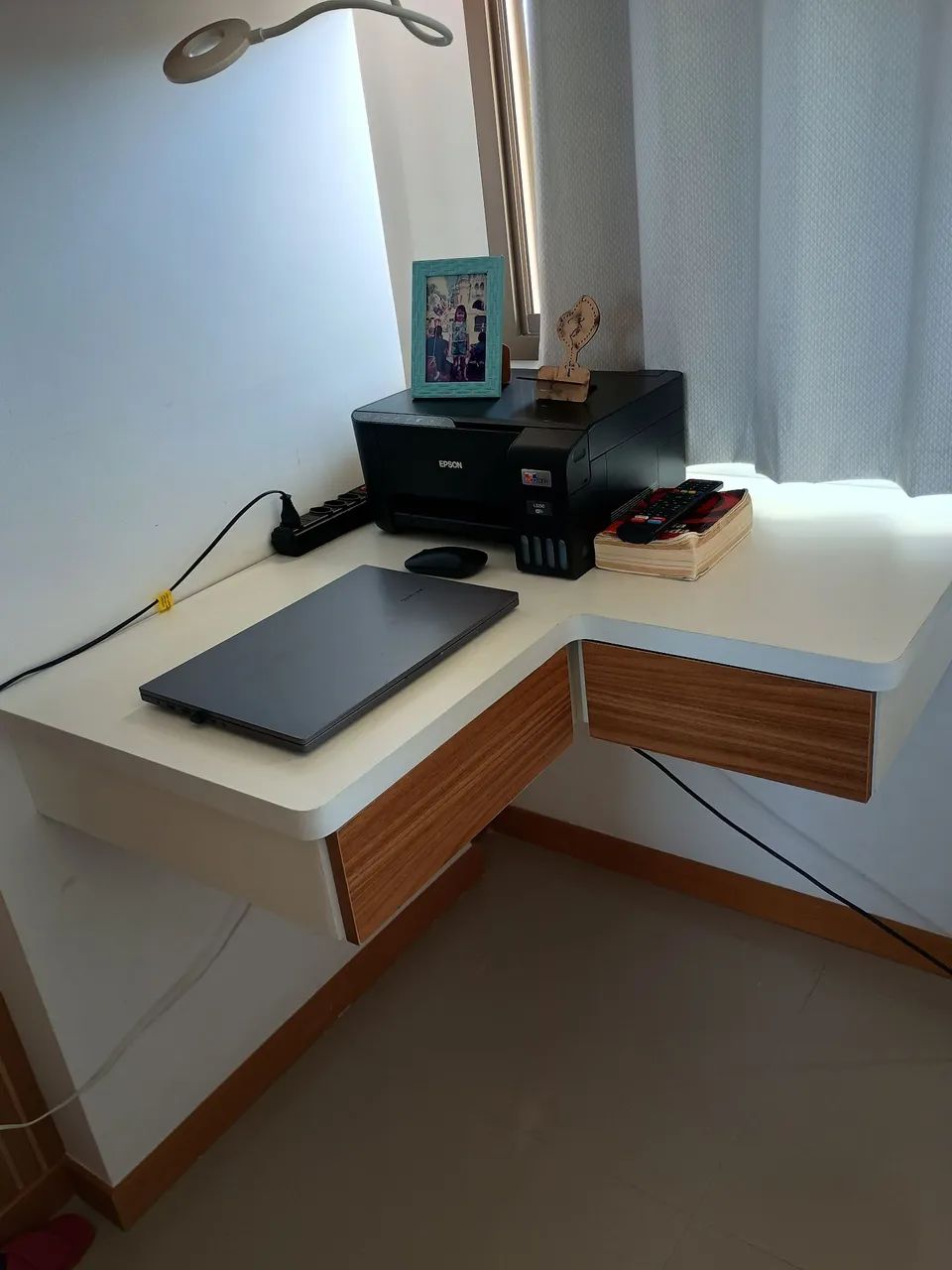 Vendo escrivaninha/bancada suspensa em L - Foto 2