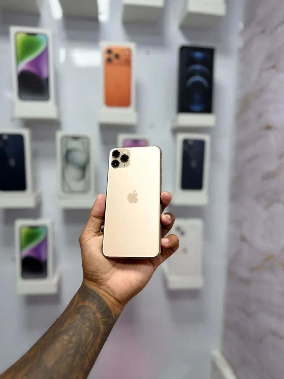 IPHONE 11 PRO MAX 64GB GOLD<br>R$ 1.699,00