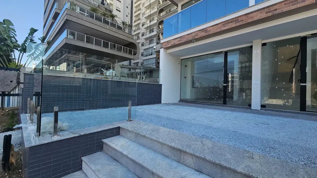 Sala Comercial com Mezanino e Deck na Praia Brava em Itajaí - Foto 2