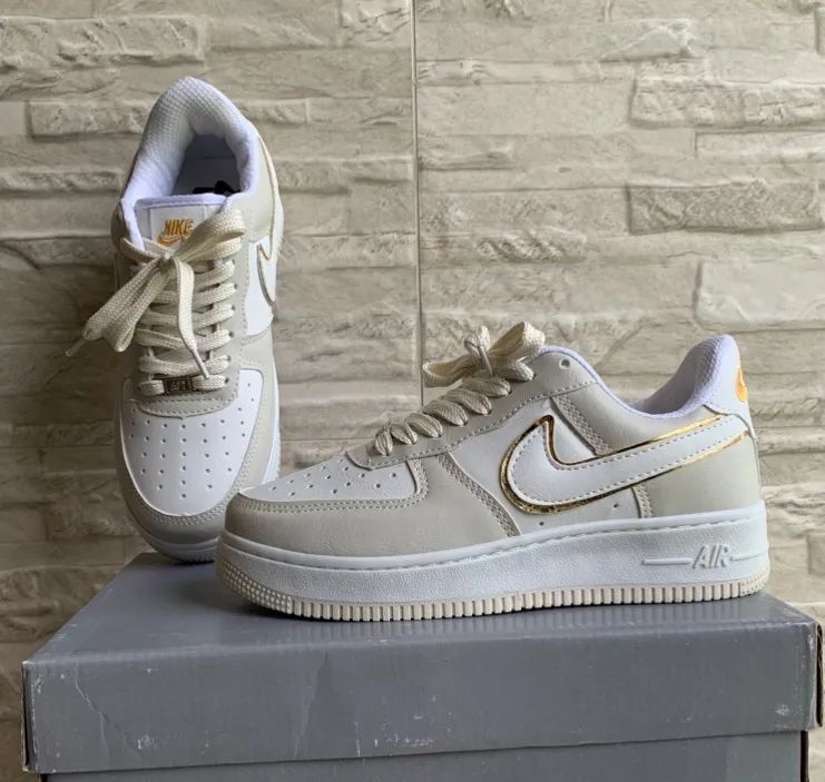 Nike Air Force bege/branco/dourado - TAM 35