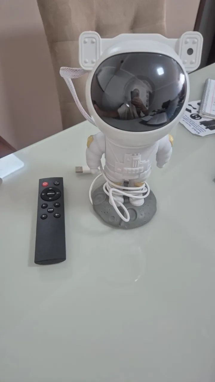 Luminária Galáxia Projetor de Luz Astronauta Multi efeitos - Foto 2