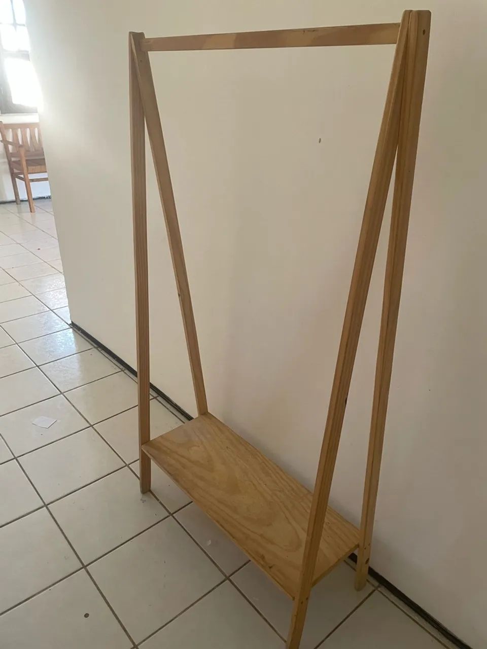 Kit arara de roupa e estante de pinus usada 