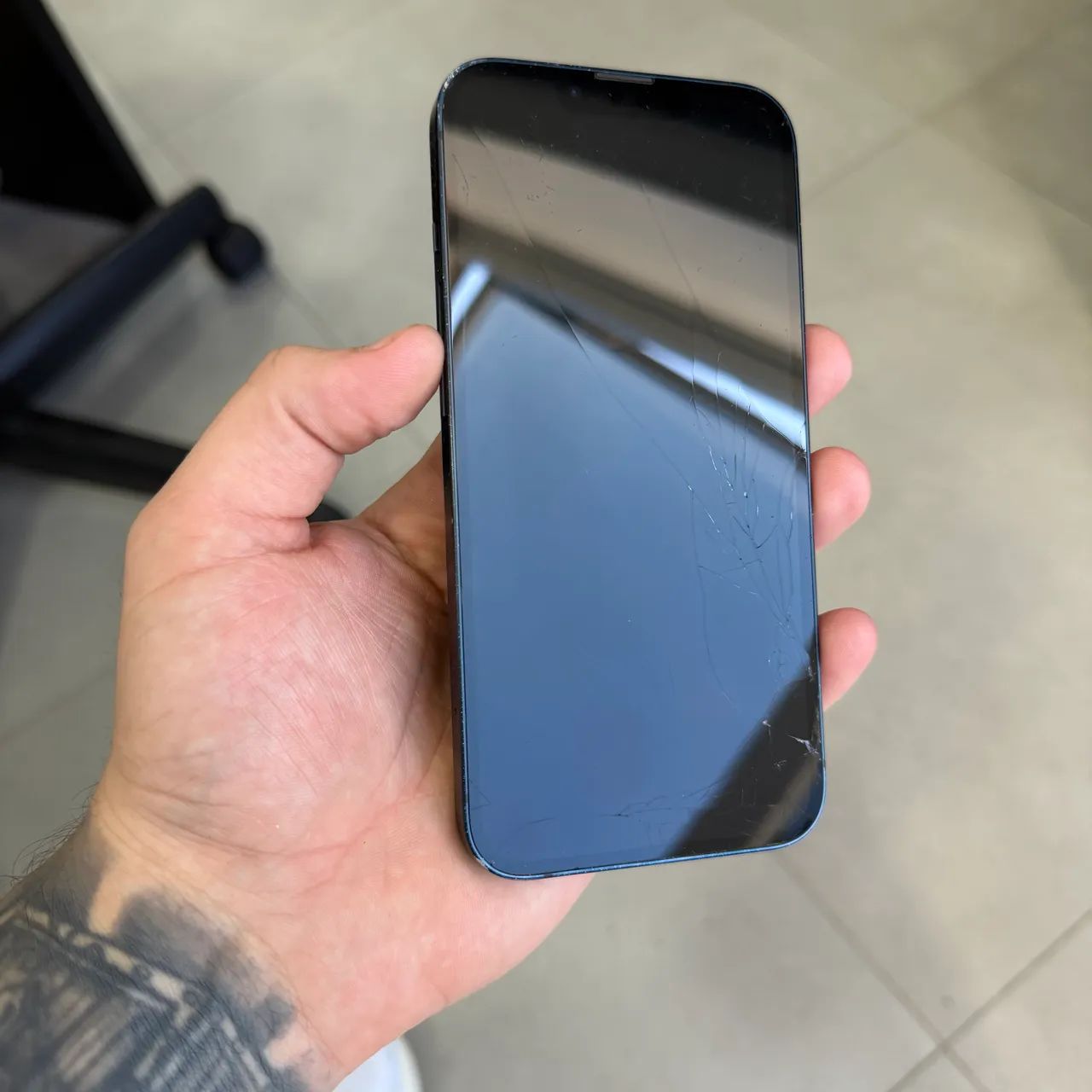 iPhone 13 128gb - vidro trincado - Foto 3