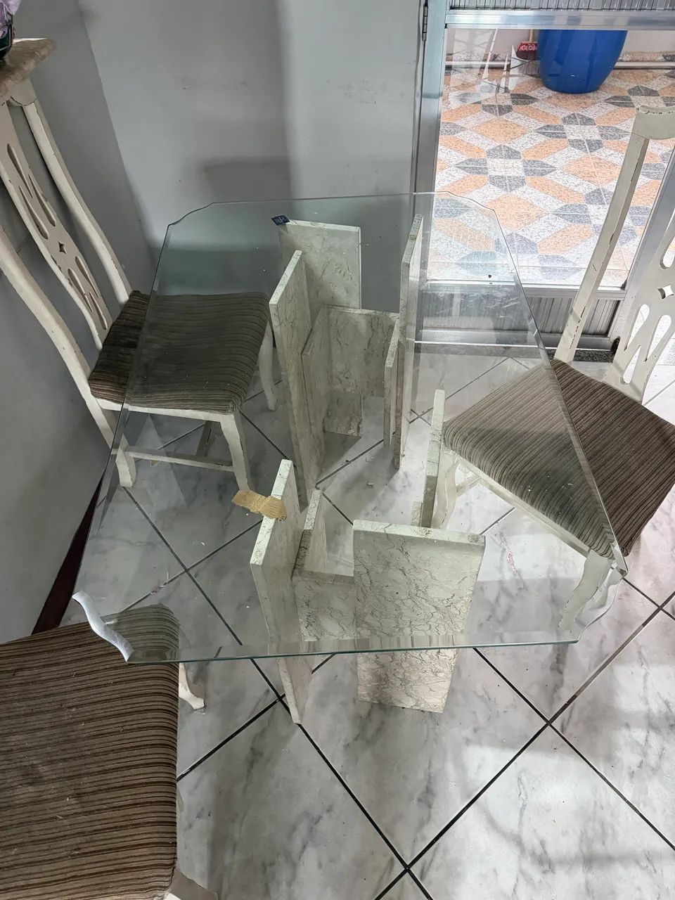 Mesa com 4 cadeiras e tampa de vidro  - Foto 4