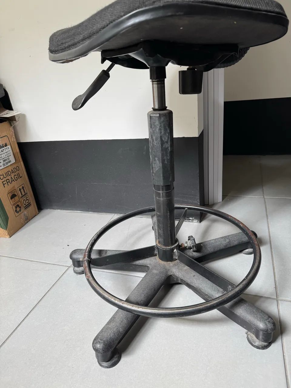 Cadeira Alta Caixa com Aro para Pés  - Foto 3