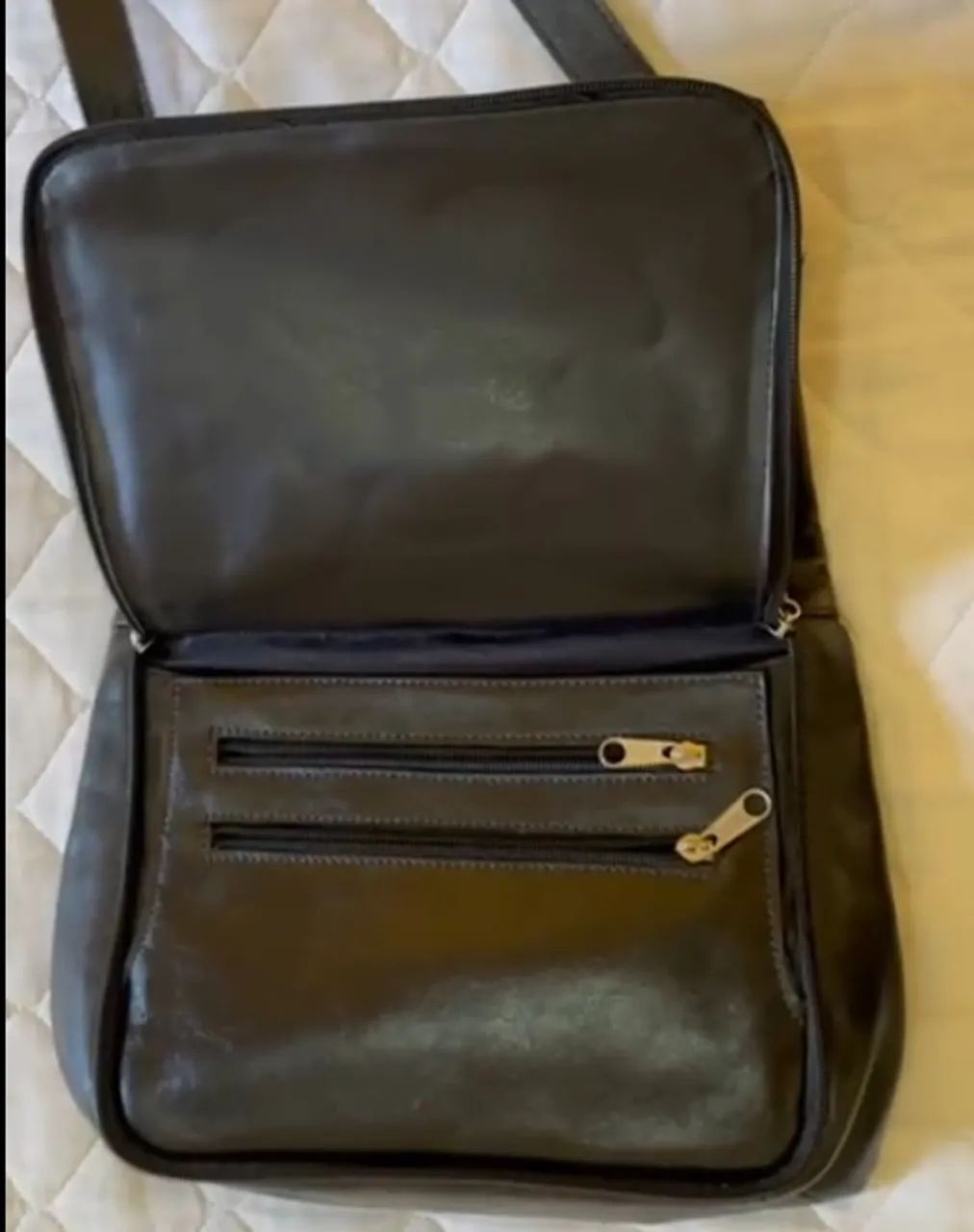 Bolsa preta transversal em couro bovino - Foto 2