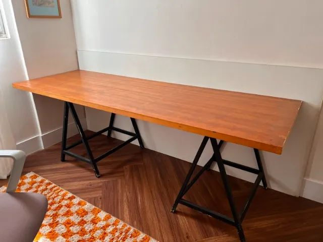 Mesa de madeira com cavalete de metal 