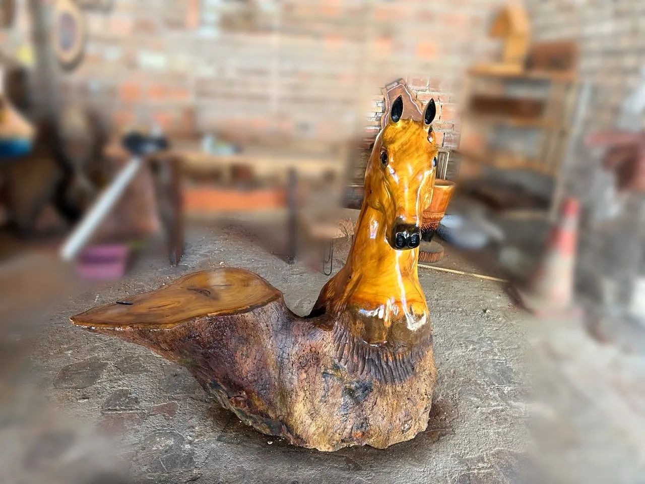 Banco em formato de cavalo 