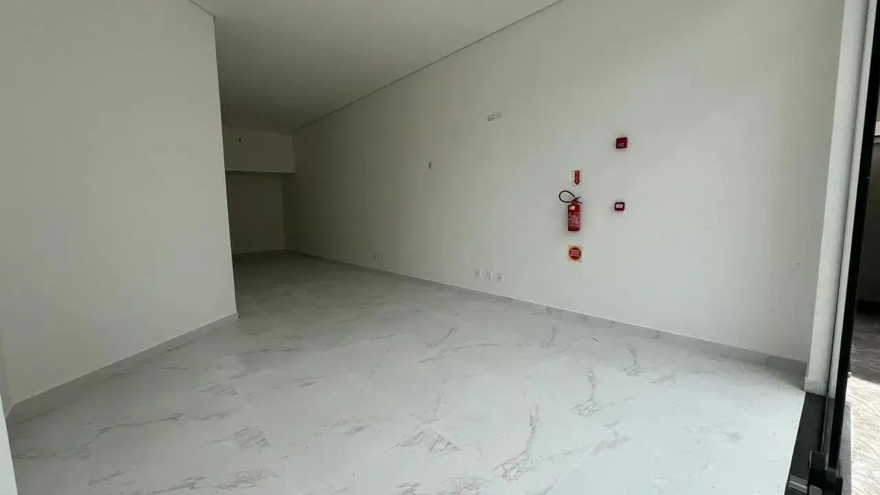 SALA COMERCIAL COM ÓTIMA LOCALIZAÇÃO PARA LOCAÇÃO!!! NA MEIA PRAIA - Foto 7