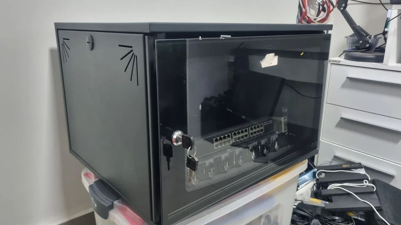 Rack TRIUNFO servidor + switch 24 portas + Régua 8