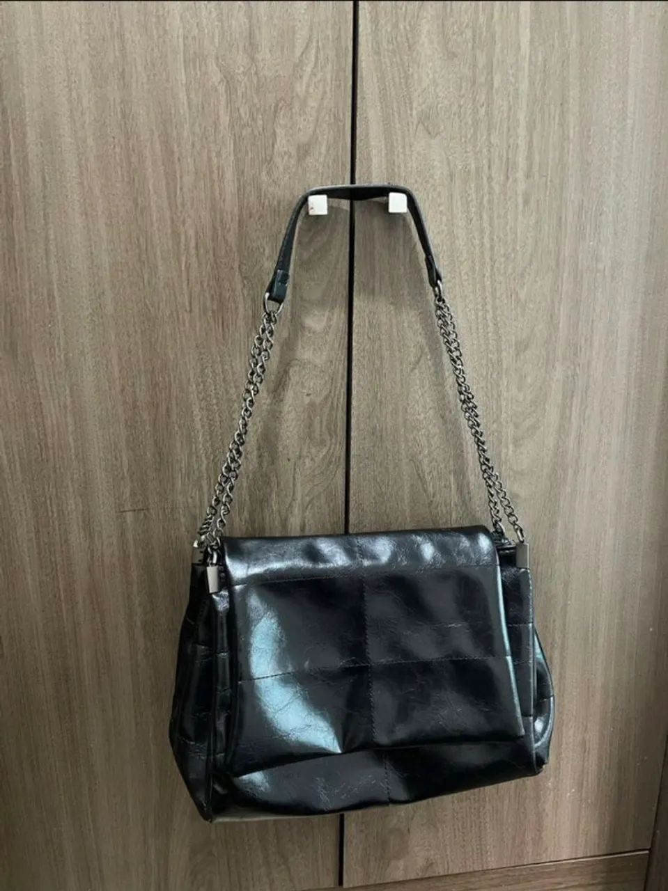 Bolsa preta de couro com correntes