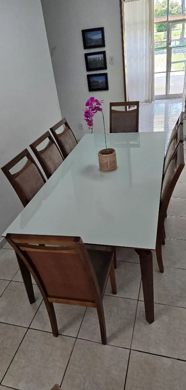 Mesa de jantar em madeira maciça com 8 cadeiras