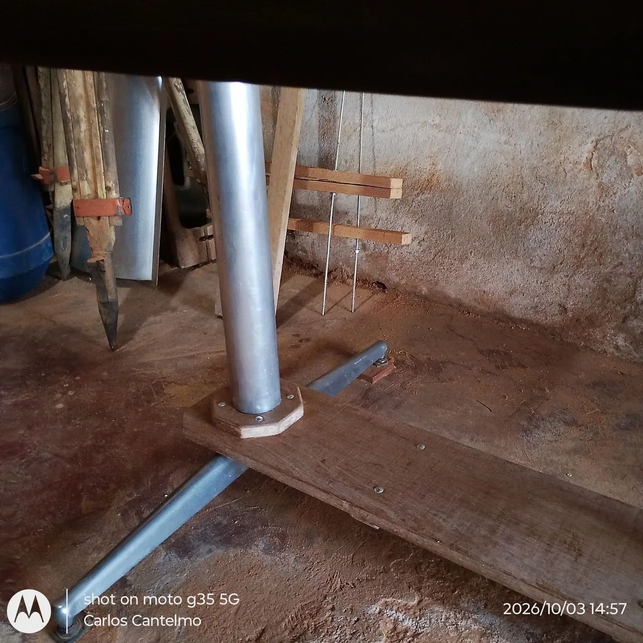 Mesa de madeira com pés de aluminio. - Foto 5
