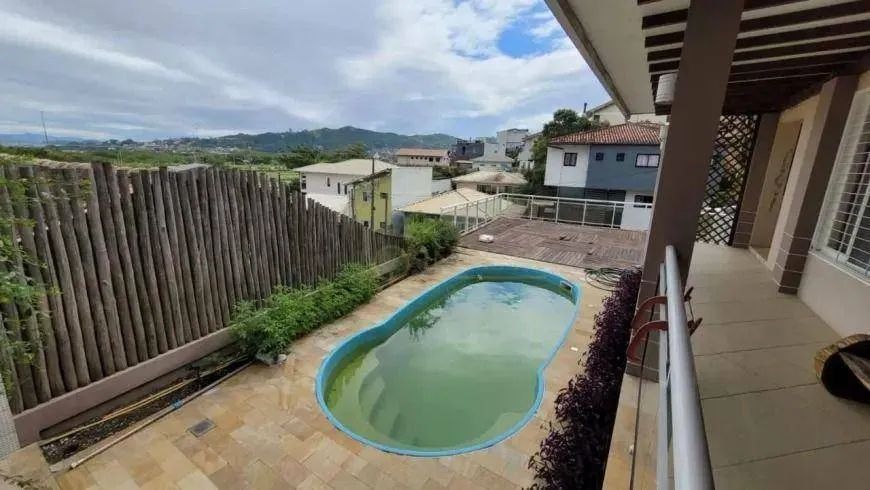 Casa com Piscina e 3 quartos à venda no bairro Saco dos Limões, em Florianópolis.