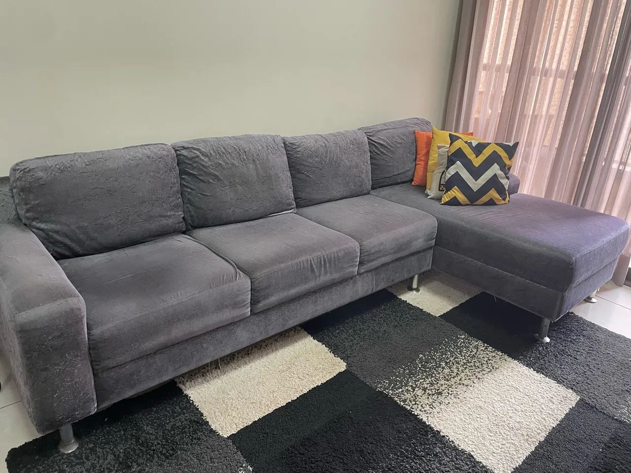 Sofa 4 lugares + Chaise em Veludo - Foto 3