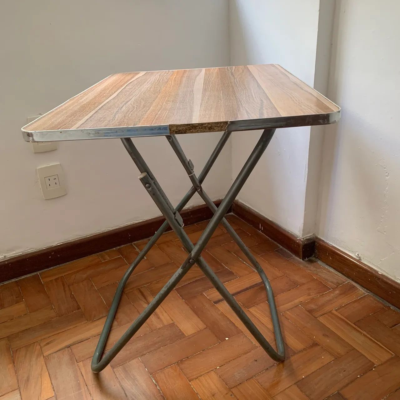 Mesa dobrável MDF 50x70cm cor madeira e borda prata - Foto 3