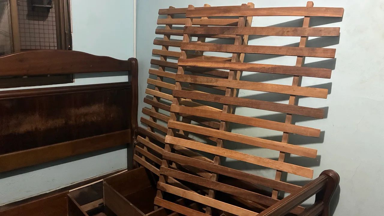 Cama Casal de Madeira Colonial Usada - Foto 3
